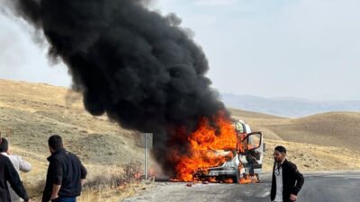 Van’ın Kurubaş mevkisinde seyir halindeyken motor kısmından duman çıkan yolcu