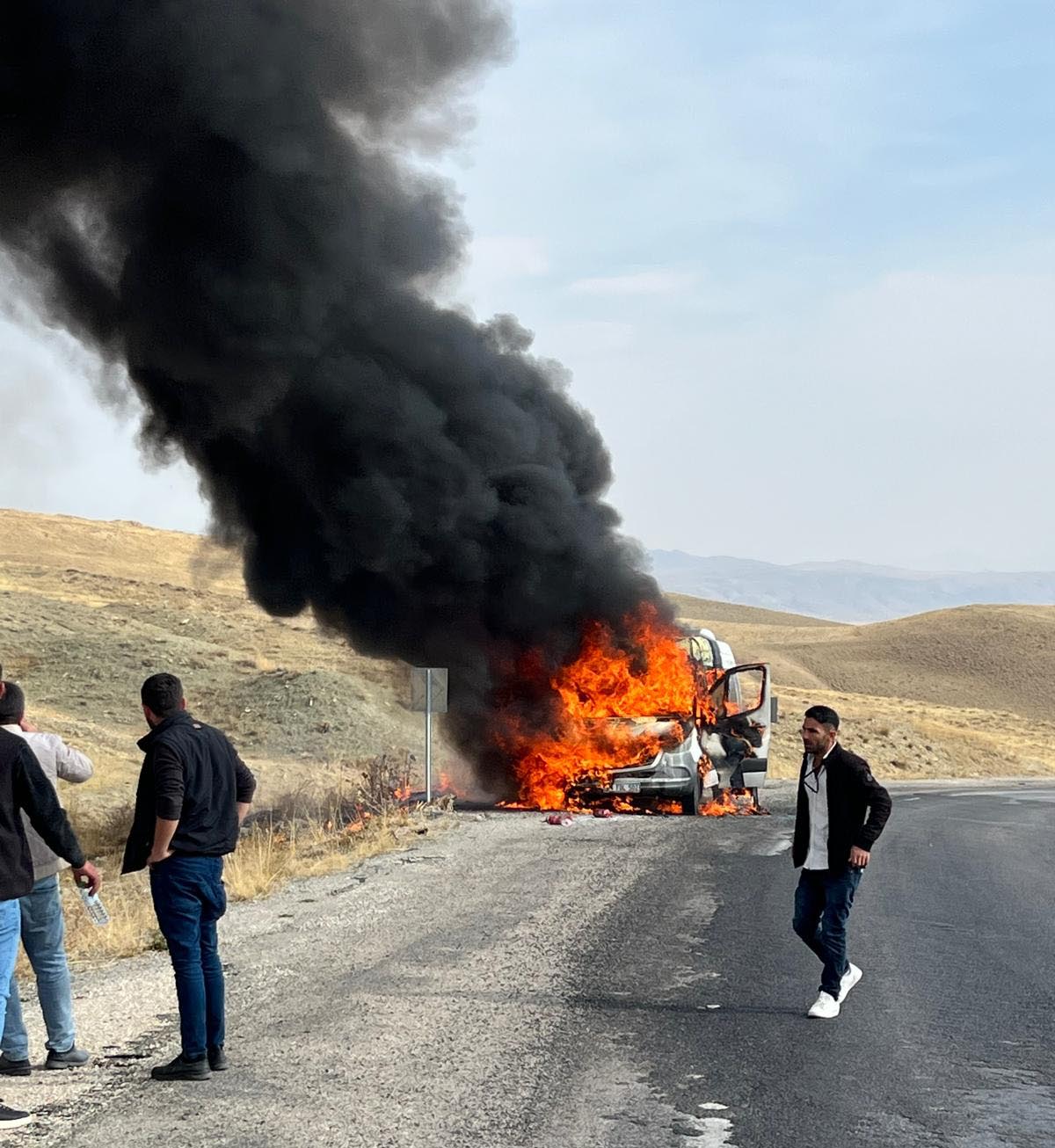 Van’ın Kurubaş mevkisinde seyir halindeyken motor kısmından duman çıkan yolcu