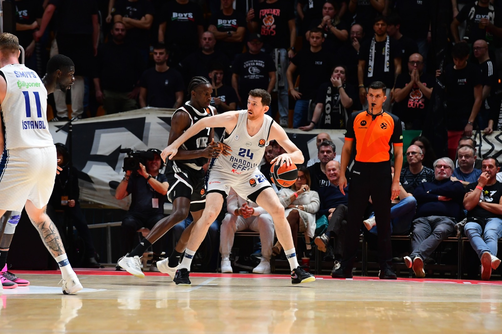 EuroLeague 10. haftasında Anadolu Efes, deplasmanda Virtus Bologna’ya 99-89 yenildi.
