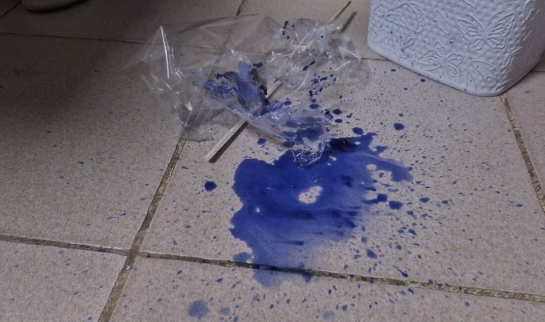 Okul çıkışında seyyar satıcıdan alınan pamuk şekeri yiyen küçük çocuk,