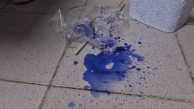 Okul çıkışında seyyar satıcıdan alınan pamuk şekeri yiyen küçük çocuk,