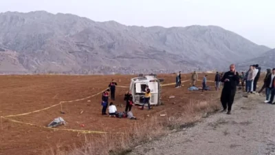 Kahramanmaraş’ta İnşaat işçilerini taşıyan minibüsün devrilmesi sonucu 2 kişi hayatını