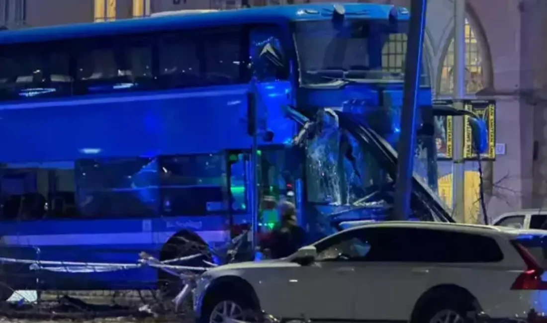 İsveç'te bir yolcu otobüsü, durağa çarparak can kaybına ve yaralanmalara