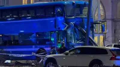 İsveç'te bir yolcu otobüsü, durağa çarparak can kaybına ve yaralanmalara