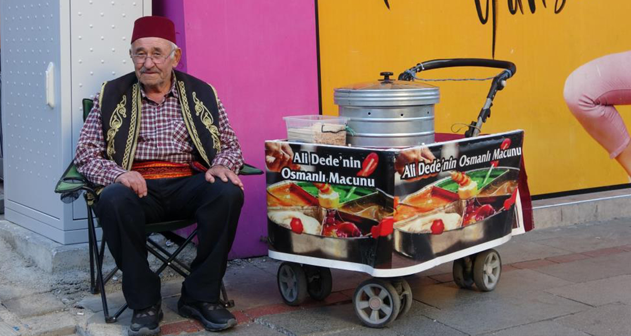 11 yaşından bu yana Osmanlı macunu satarak geçimini sağlayan 76