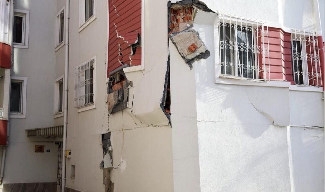 Afyon’da Nazmi Saatçi Mahallesi’nde göçme riski tespit edilen bir apartmandaki