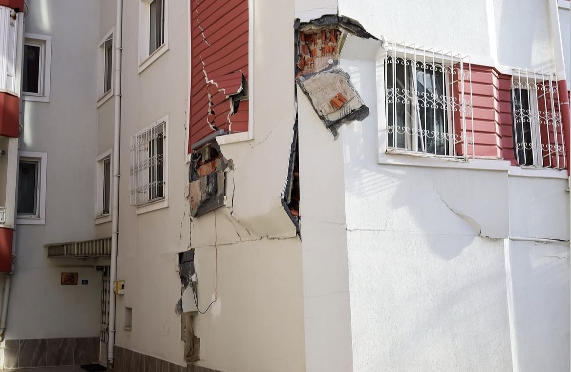 Afyon’da Nazmi Saatçi Mahallesi’nde göçme riski tespit edilen bir apartmandaki