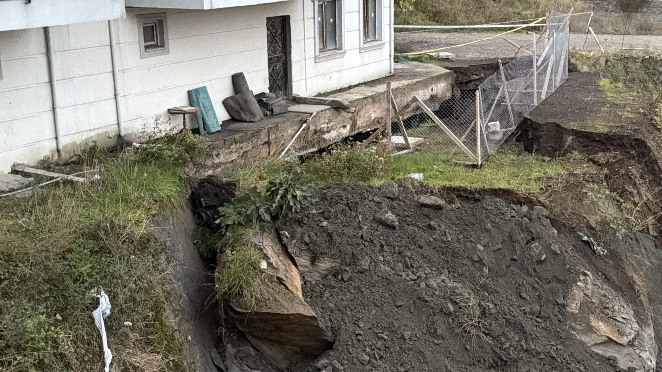 İnşaat alanında meydana gelen toprak kayması nedeniyle 24 daireli bir