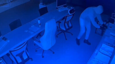 Antalya’nın Manavgat ilçesinde bir iş yerinin çelik kasasından yaklaşık 1