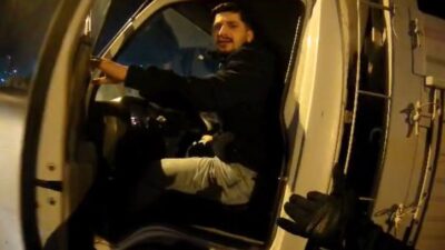 İstanbul Arnavutköy’de bir kamyonet şoförü, trafikte tartıştığı motosiklet sürücüsüne yumruk