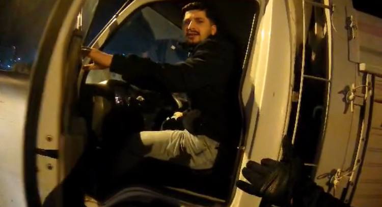 İstanbul Arnavutköy’de bir kamyonet şoförü, trafikte tartıştığı motosiklet sürücüsüne yumruk