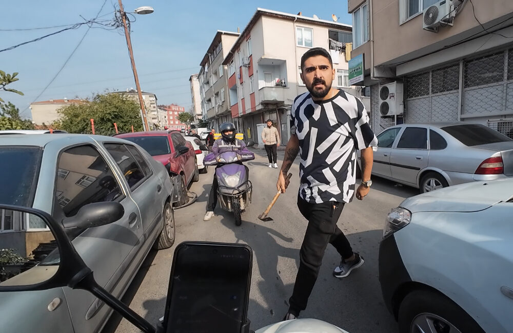 Ataşehir’de trafikte yol verme tartışması sonrası motokurye Yaşar D., hafif