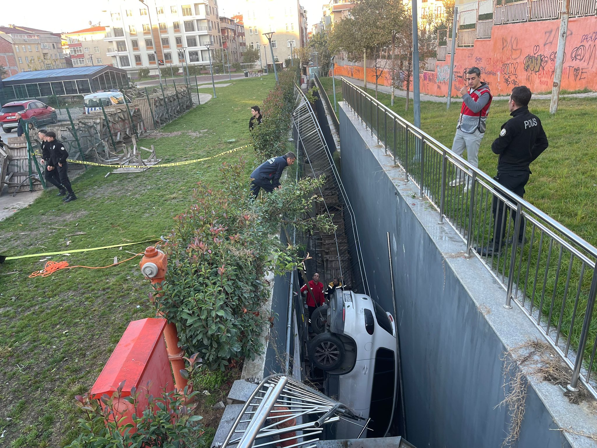 İstanbul Bahçelievler’de bir sürücü, otopark içinde direksiyon hakimiyetini kaybederek diğer