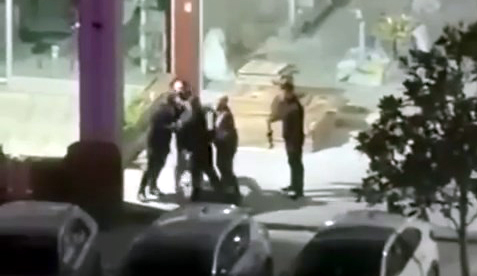 İki kişi, para ve cep telefonlarını vermeyi reddedince dört şüpheli