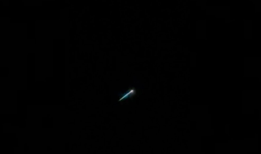 Gece yarısı gökyüzünde beliren parlak ve hareketli bir ışık, vatandaşlar