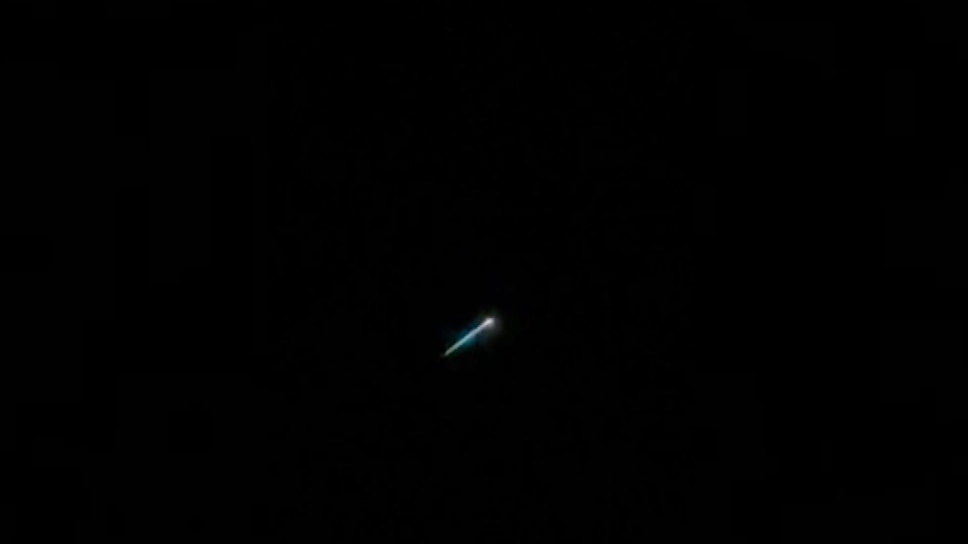 Gece yarısı gökyüzünde beliren parlak ve hareketli bir ışık, vatandaşlar