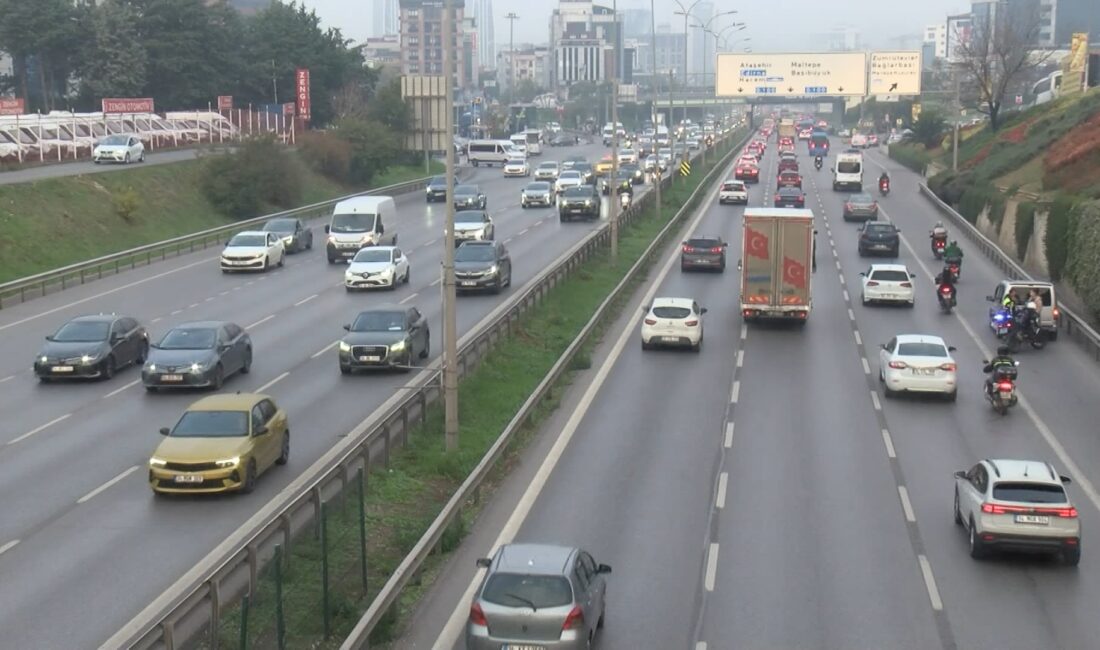 Haftanın ilk iş gününde İstanbul'da sabah saatlerinde trafik yoğunluğu yaşandı.
