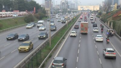 Haftanın ilk iş gününde İstanbul'da sabah saatlerinde trafik yoğunluğu yaşandı.