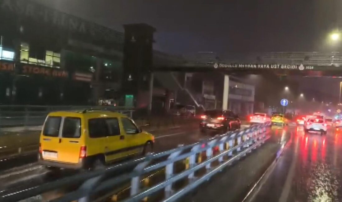 İstanbul'da sabah başlayan yağışla birlikte kent genelinde trafik yoğunluğu yükseldi.