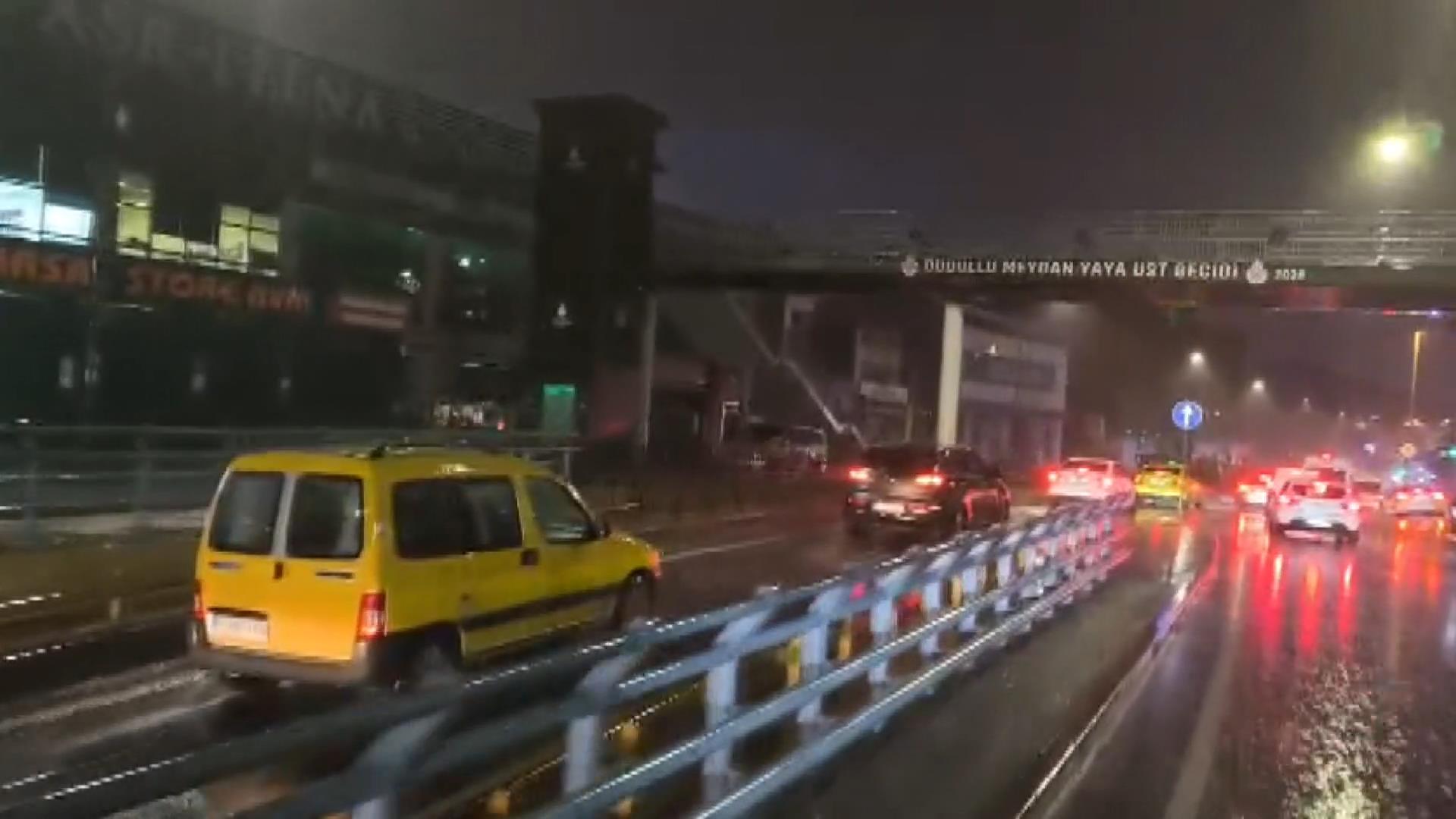 İstanbul'da sabah başlayan yağışla birlikte kent genelinde trafik yoğunluğu yükseldi.