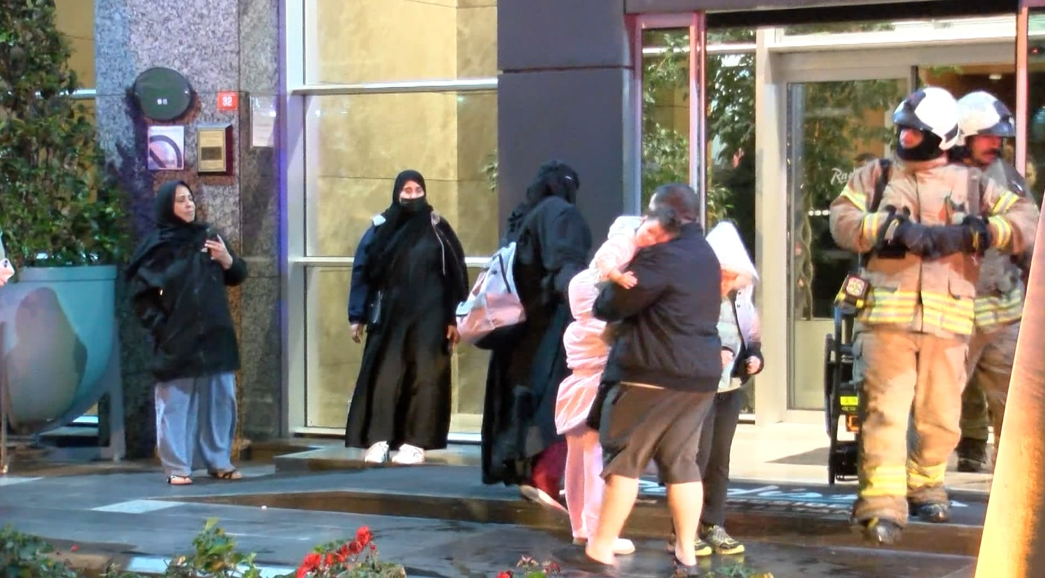 Giriş kattaki odada çıkan yangın nedeniyle otelde yoğun duman oluştu,