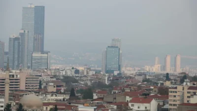İzmir’de hava kirliliği tehlikeli seviyelere yaklaştı. Uzmanlar, kentteki kirletici yoğunluğunun