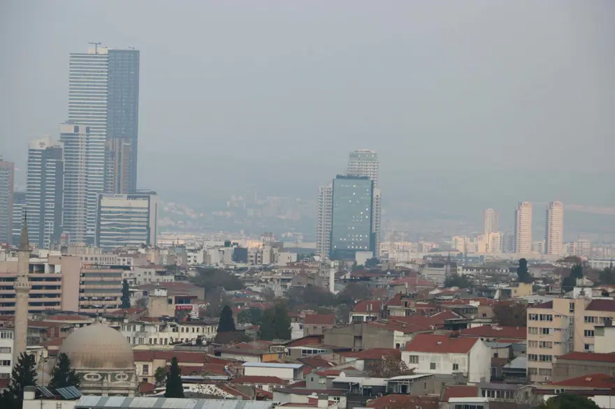 İzmir’de hava kirliliği tehlikeli seviyelere yaklaştı. Uzmanlar, kentteki kirletici yoğunluğunun