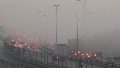 Gece başlayan sis sabah trafiğini felç etti, Boğaz’da görüş sıfırlandı.