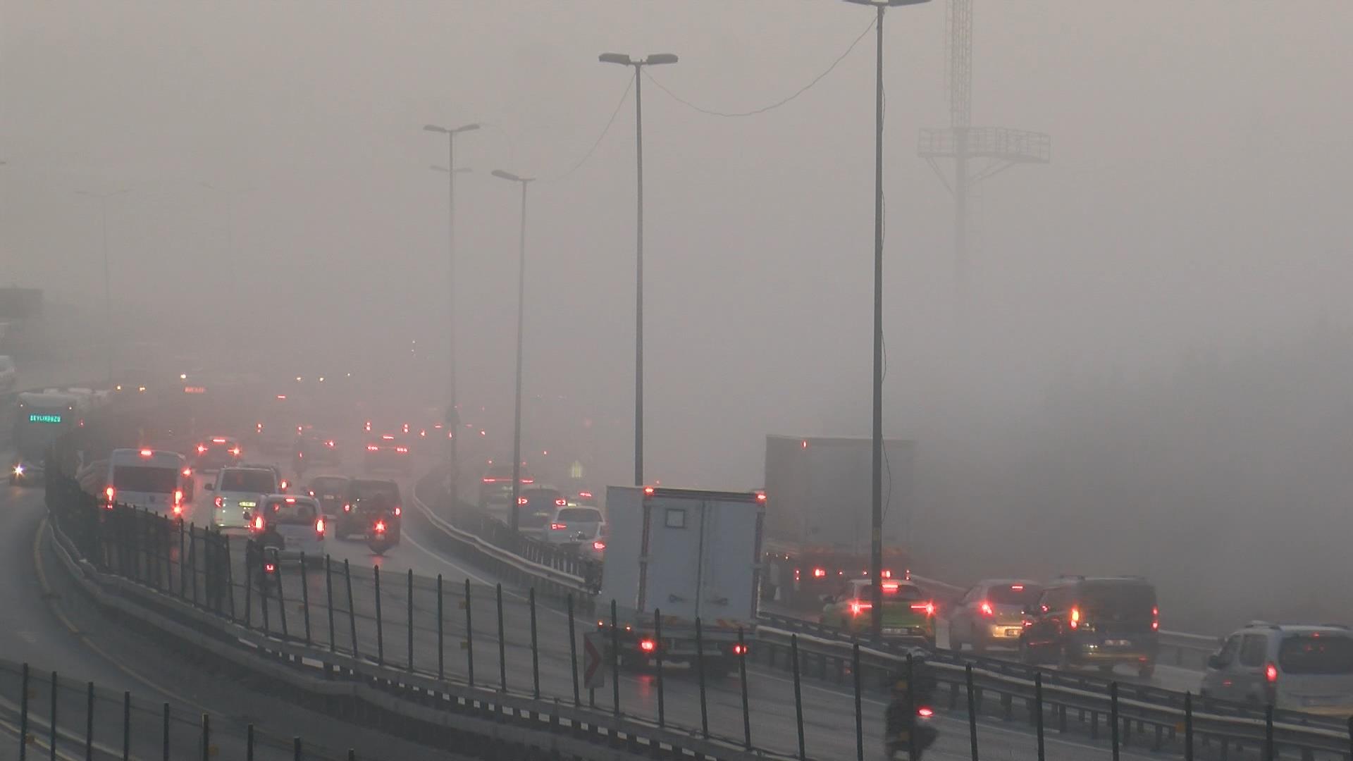 Gece başlayan sis sabah trafiğini felç etti, Boğaz’da görüş sıfırlandı.