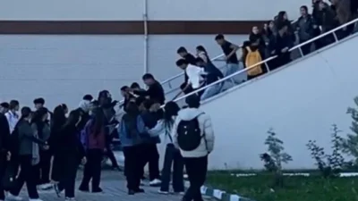 Iğdır Anadolu Lisesi’nde eli sopalı bir grup okul basarak bir