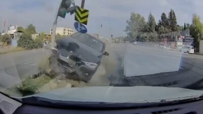 Bir kavşakta kırmızı ışık ihlali sonucu meydana gelen zincirleme trafik