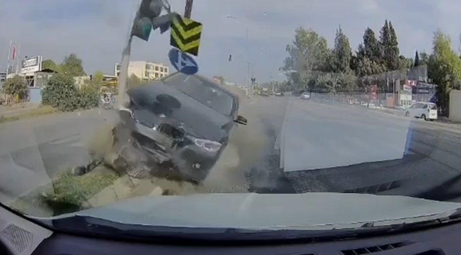 Bir kavşakta kırmızı ışık ihlali sonucu meydana gelen zincirleme trafik