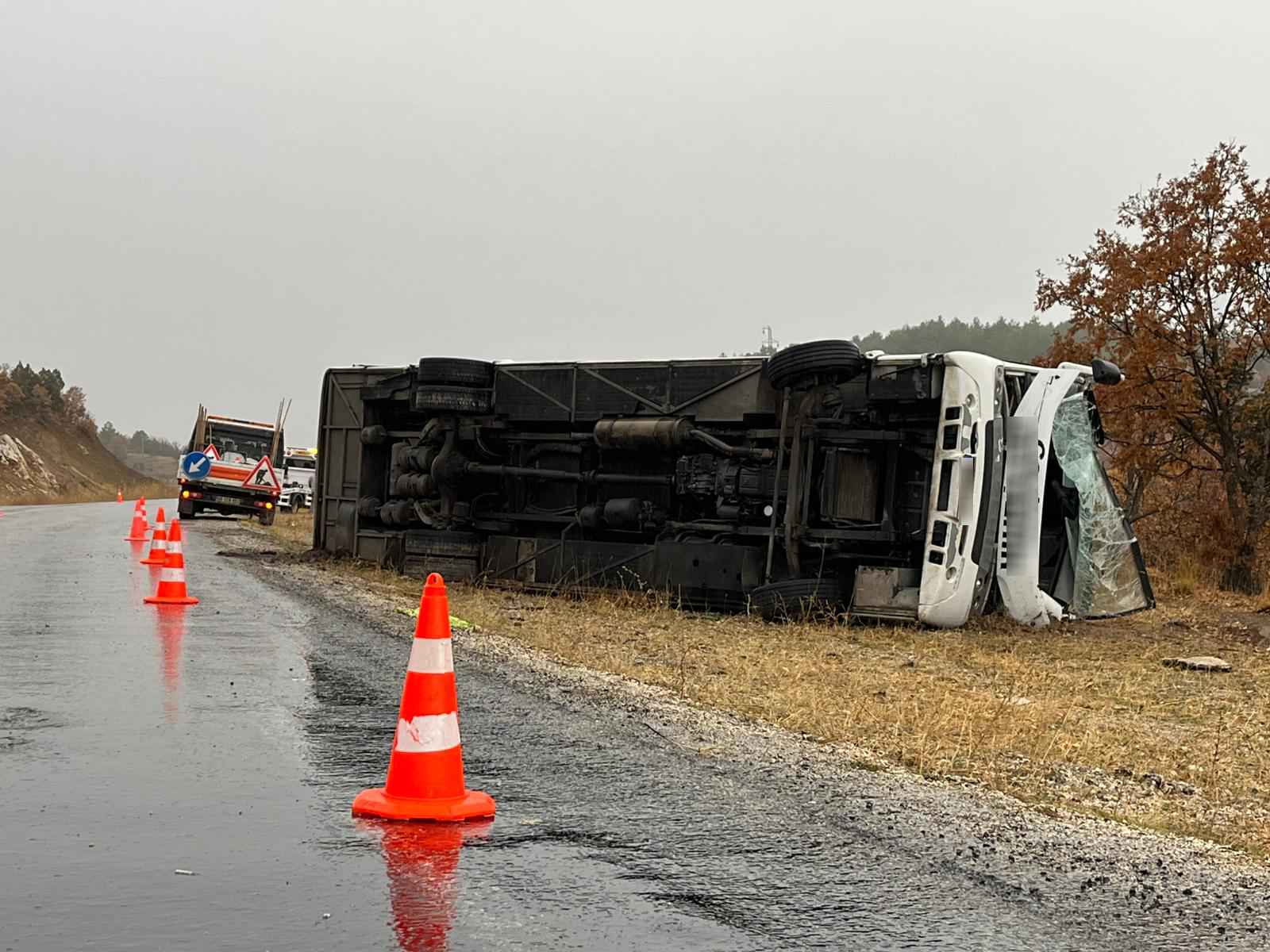 Konya Beyşehir’de kaygan yolda kontrolden çıkan okul servisinin devrilmesi sonucu