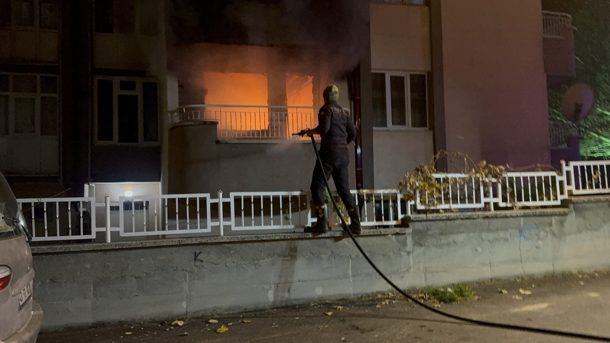 8 katlı bir apartmanın giriş katında çıkan yangında 68 yaşındaki