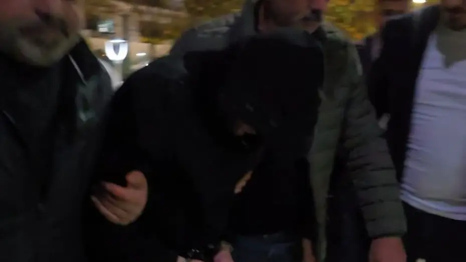 Kuyumcu soygununda çalışanı bantla bağlayarak 170 altın bilezik çalan polis