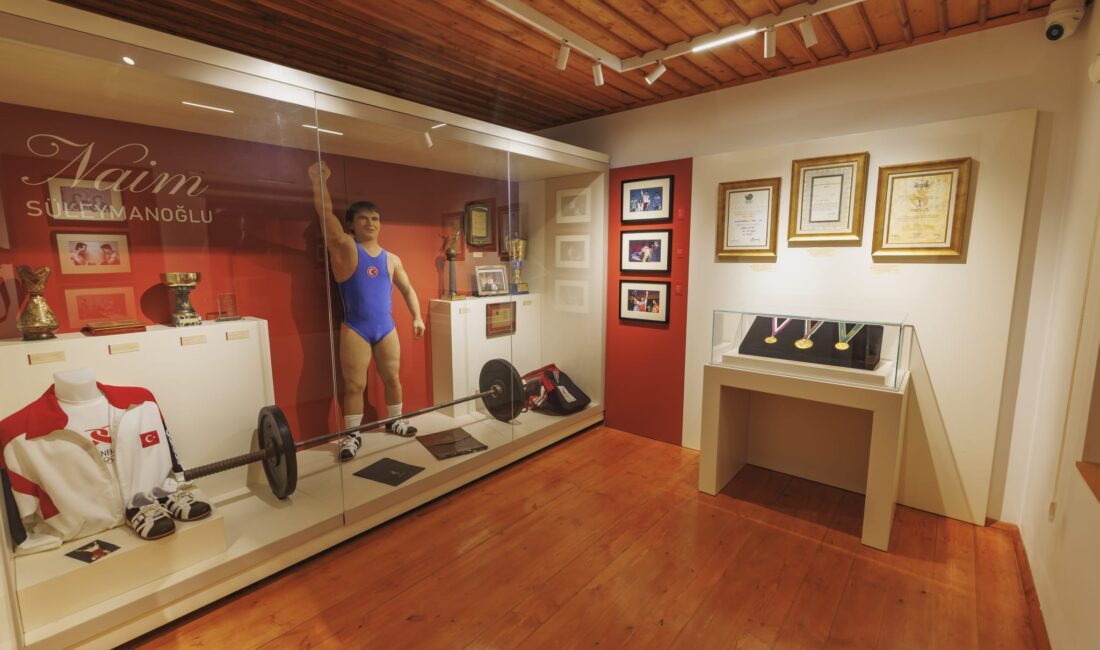  KÜLTÜR ve Turizm Bakanı Mehmet Nuri Ersoy, milli halterci