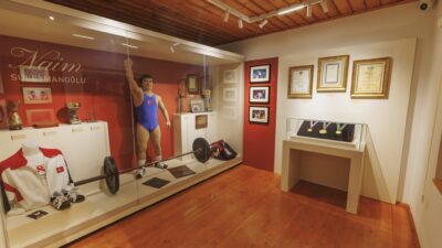  KÜLTÜR ve Turizm Bakanı Mehmet Nuri Ersoy, milli halterci