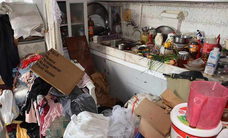 Mersin’de bir evde biriken tonlarca çöp, belediye ekiplerinin çalışmasıyla temizlendi.