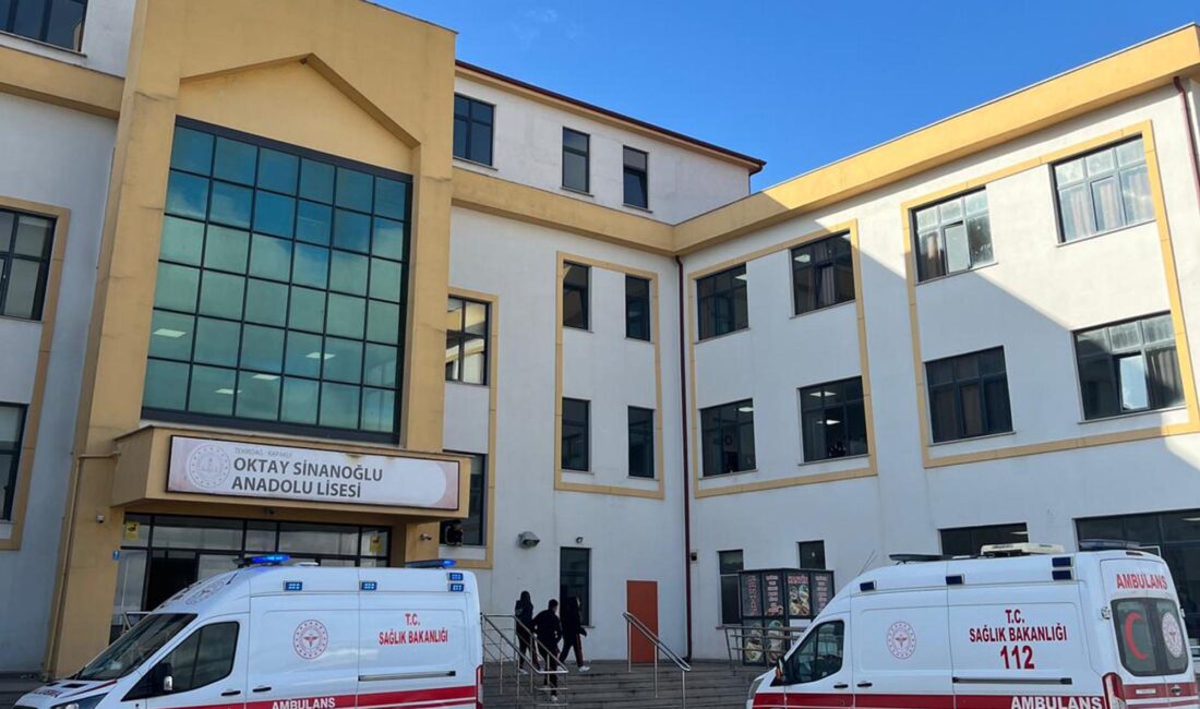 Öğretmenler Günü için düzenlenen sınıf etkinliğinde evden getirilen yemekleri tüketen