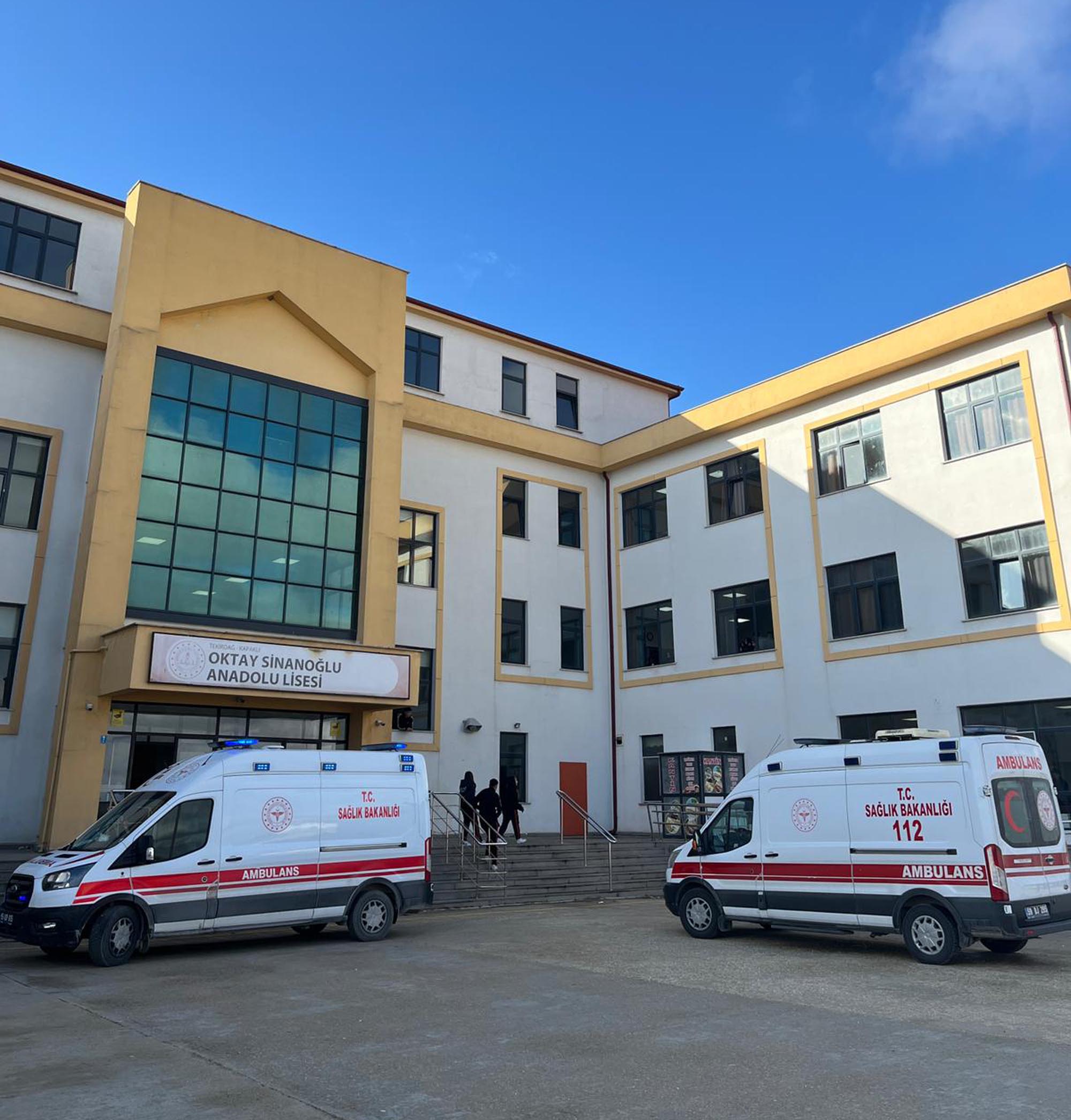 Öğretmenler Günü için düzenlenen sınıf etkinliğinde evden getirilen yemekleri tüketen