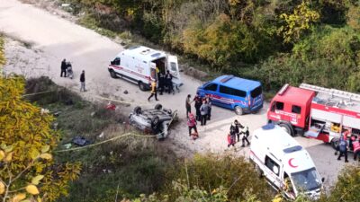 Sakarya Akyazı’da meydana gelen kazada sürücüsünün kontrolünü kaybettiği otomobil yaklaşık