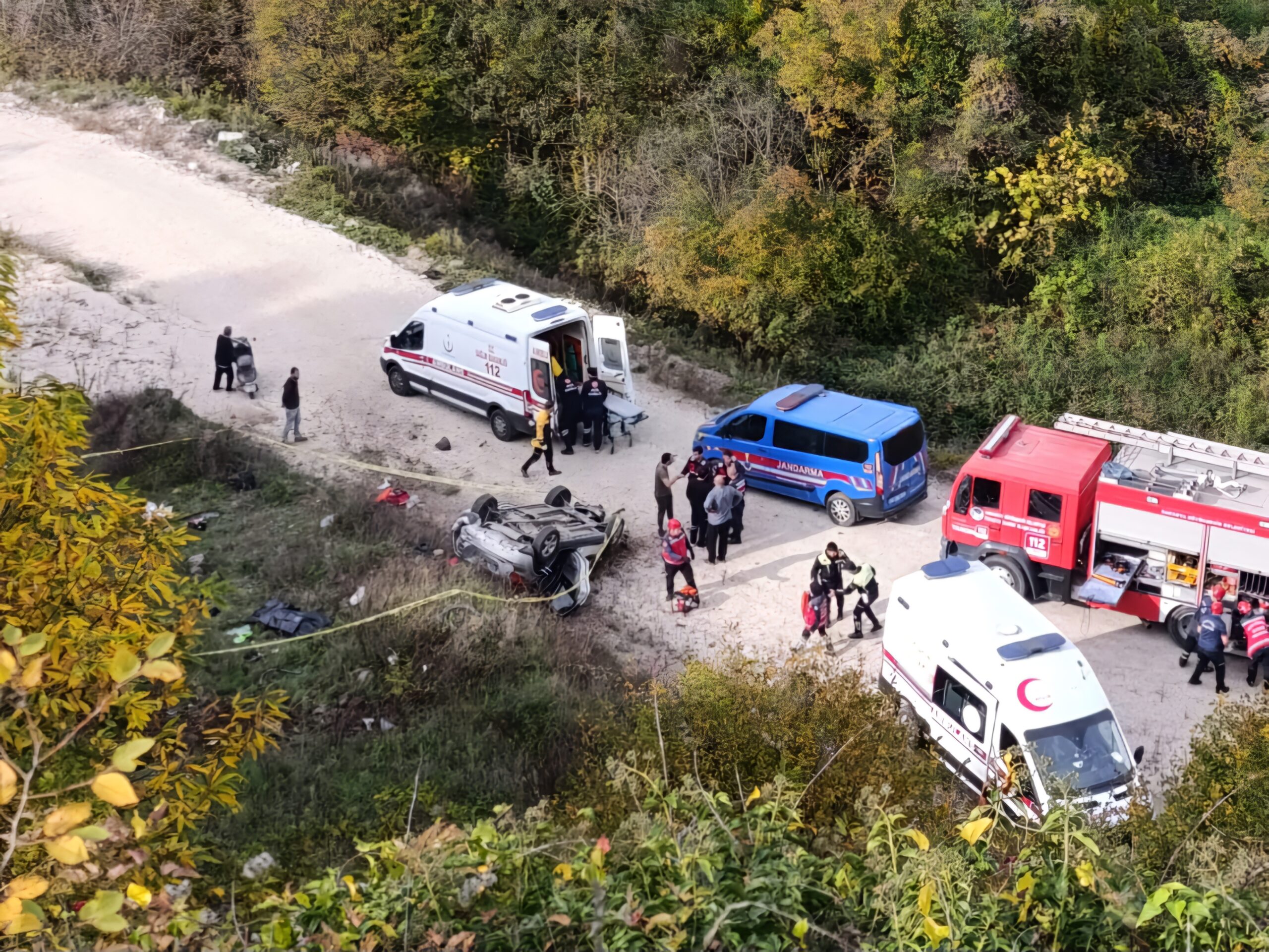 Sakarya Akyazı’da meydana gelen kazada sürücüsünün kontrolünü kaybettiği otomobil yaklaşık