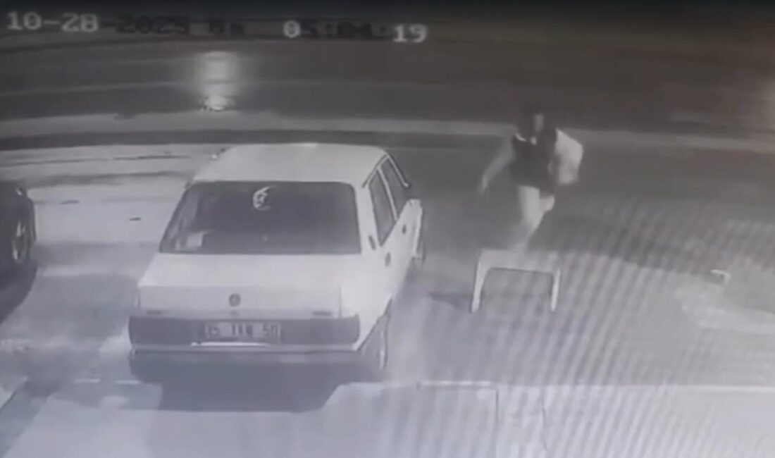 İzmir’de camını kırdıkları otomobilden teyp ve ses sistemi çalan iki