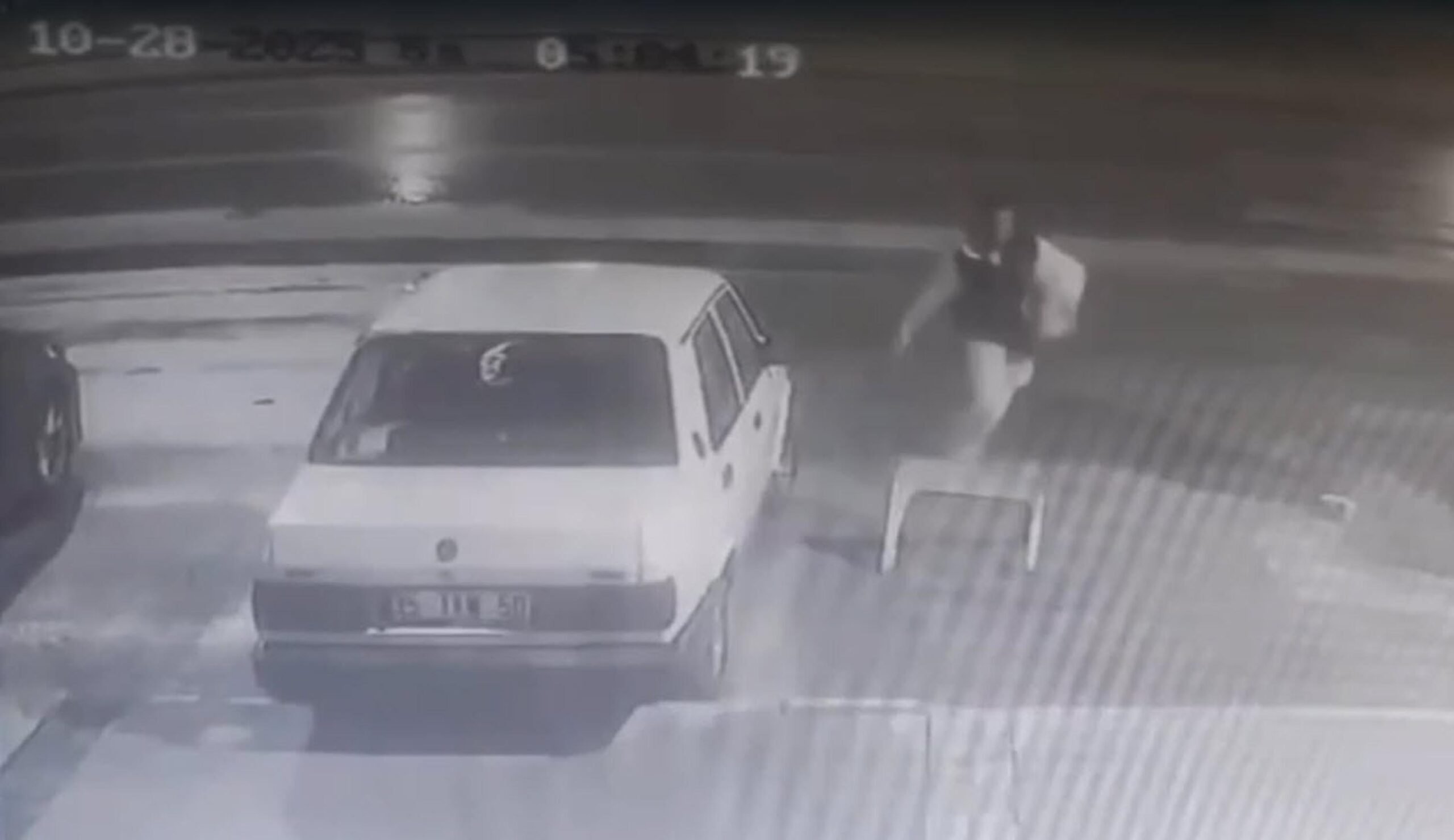 İzmir’de camını kırdıkları otomobilden teyp ve ses sistemi çalan iki