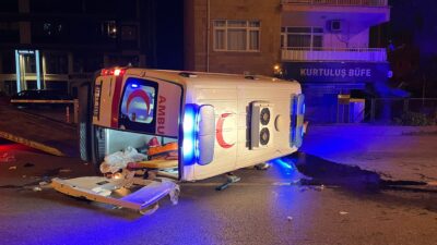 Gece yarısı hasta taşıyan ambulans otomobille kafa kafaya çarpıştı, araç