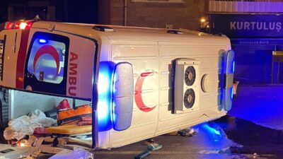 Gece yarısı hasta taşıyan ambulans otomobille kafa kafaya çarpıştı, araç