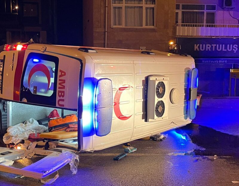 Gece yarısı hasta taşıyan ambulans otomobille kafa kafaya çarpıştı, araç