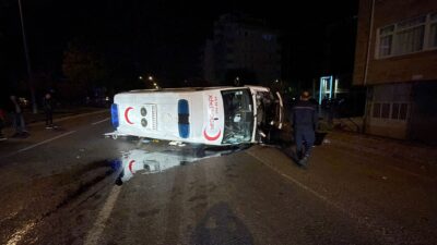 Gece yarısı hasta taşıyan ambulans otomobille kafa kafaya çarpıştı, araç