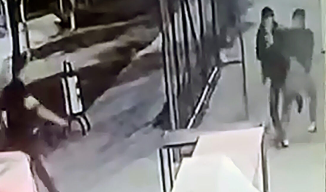 Öğrencilerini dövüp bıçaklayan 6 şüpheli yakalandı Adana Yüreğir'de 26 Ekim'de parkta tartıştığı 3 lise öğrencisini döven