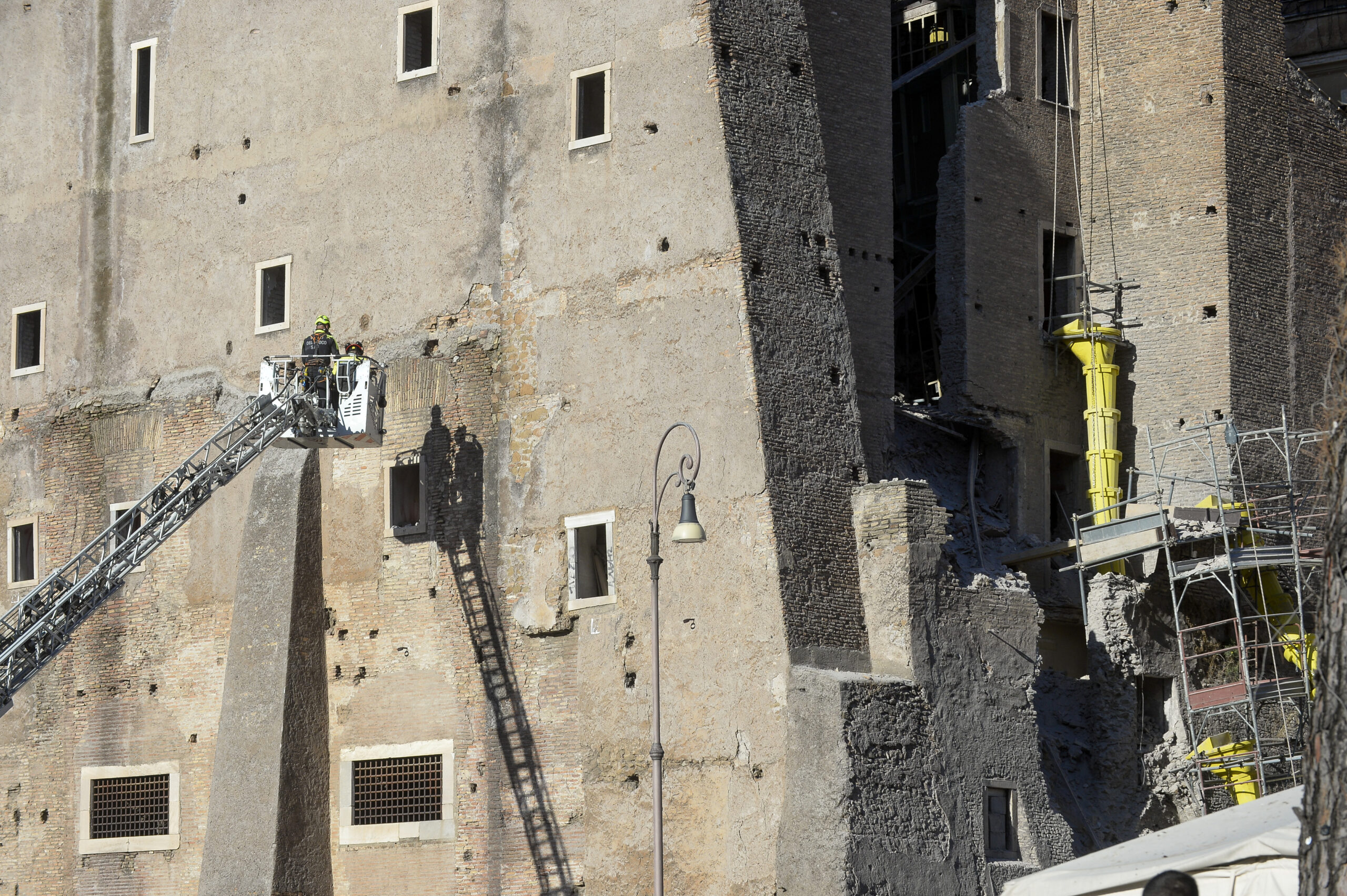 Torre dei Conti’de iki ayrı çökme, 66 yaşındaki Romanyalı işçi